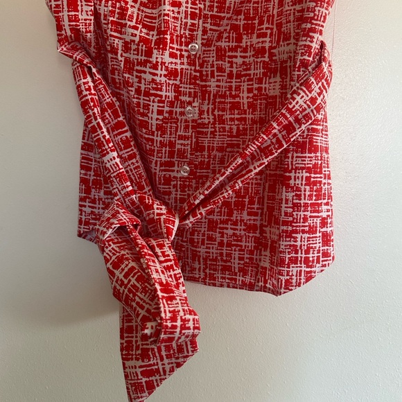 NWOT New York & Co Red Patterned Sleeveless Belted Top Size L - Picture 2 of 6